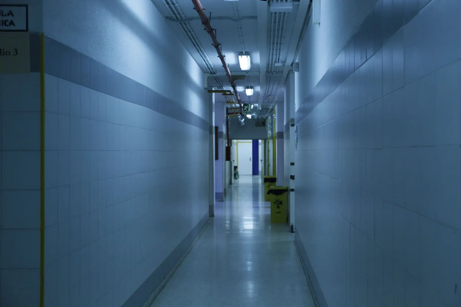 Couloir technique d'un établissement hospitalier, photo d'illustration