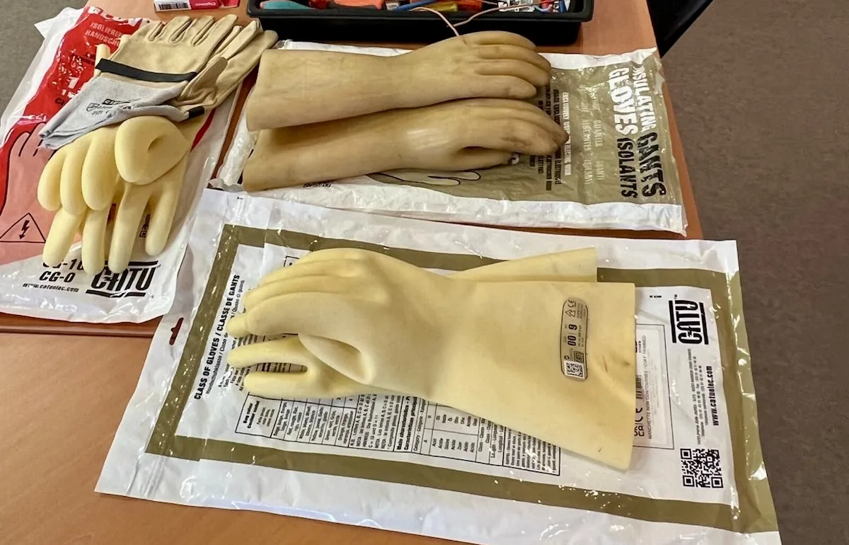 Gants isolants CATU de classe 00 et 0, caisse d'outils isolés et tableau électrique pédagogique, formation habilitation électrique BR
