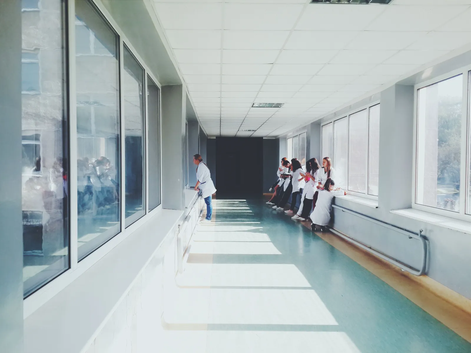 Couloir lumineux d'un établissement hospitalier, photo d'illustration
