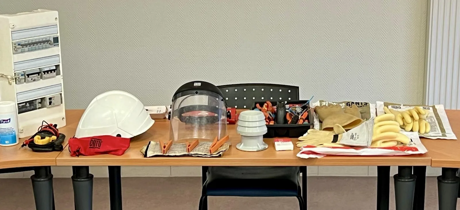 Matériel pédagogique d'une formation habilitation électrique NB Formation : casque, écran facial, gants isolants, tapis, vérificateur d'absence de tension, outils isolés et tableau électrique