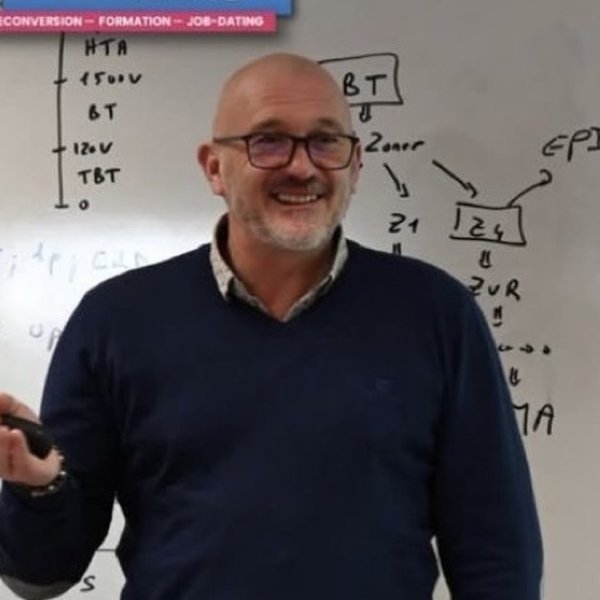 Nicolas Beaumont, dirigeant de NB Formation, devant un tableau de formation